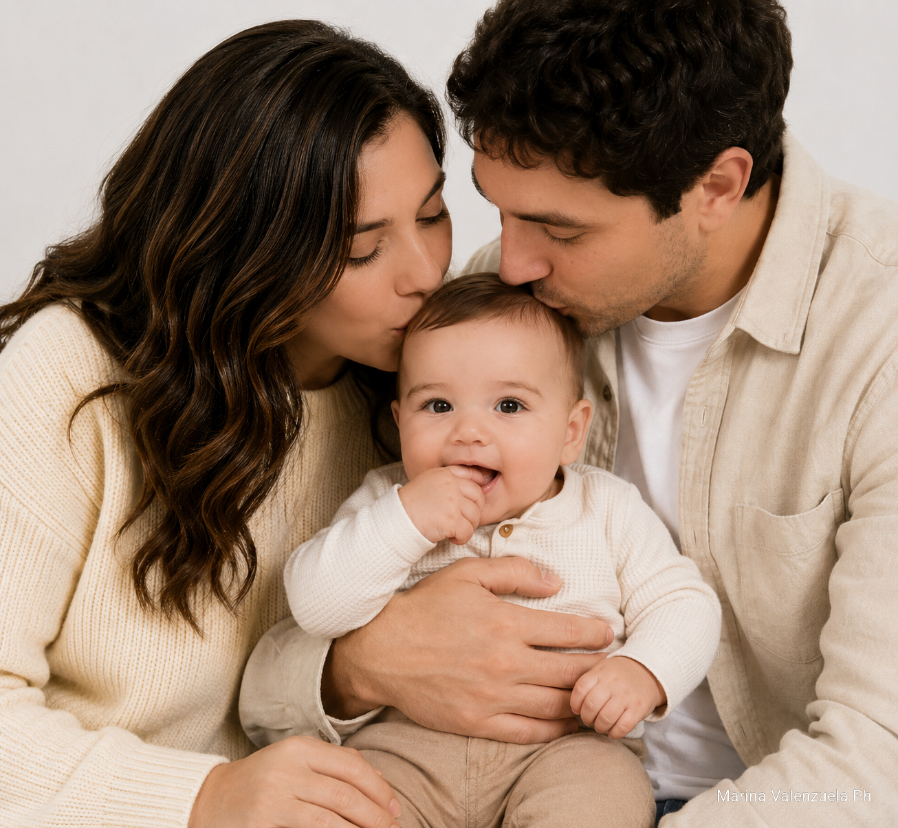 Familia sonriendo en una sesión de fotos