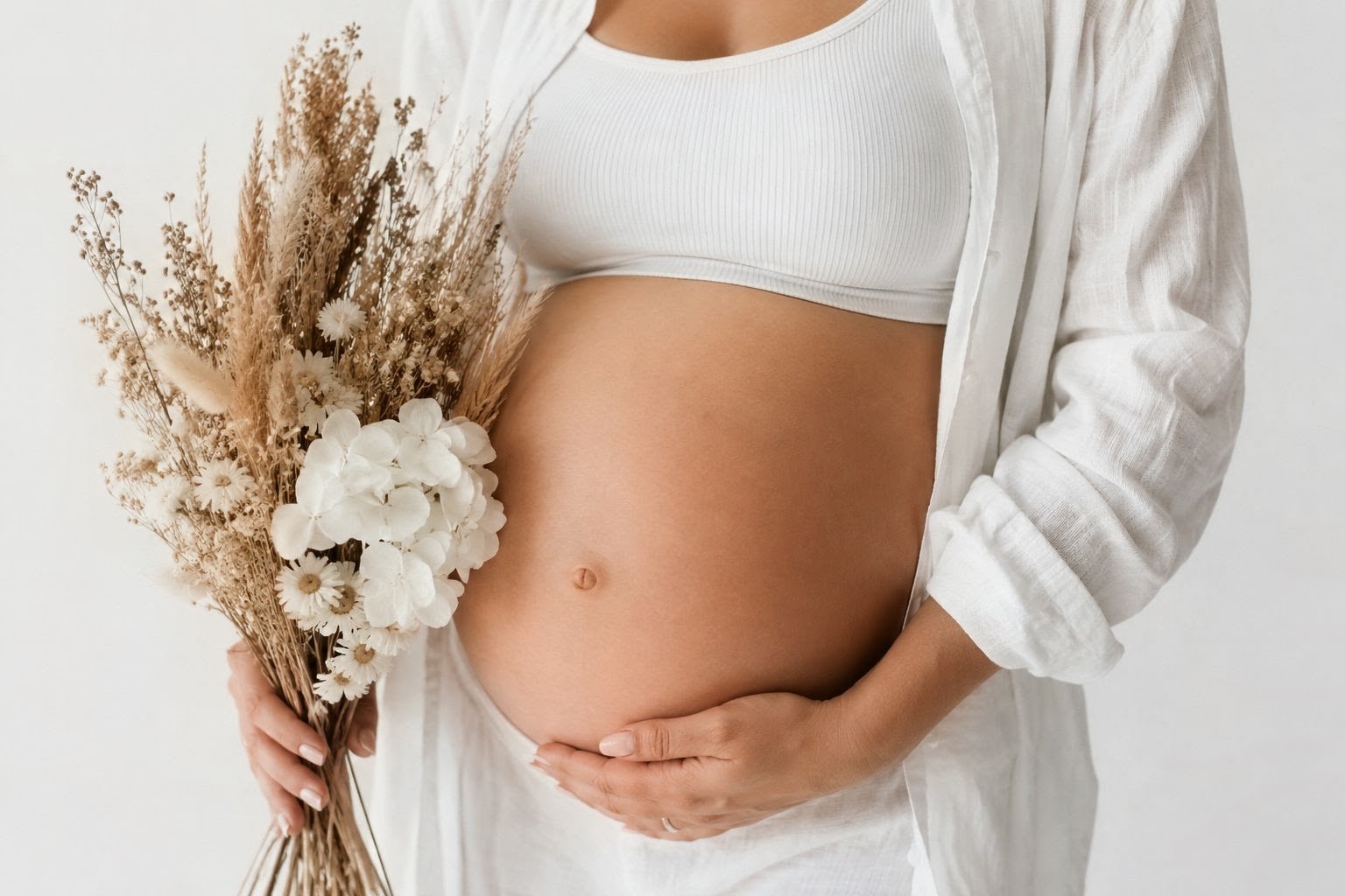 Sesión de maternidad con flores secas