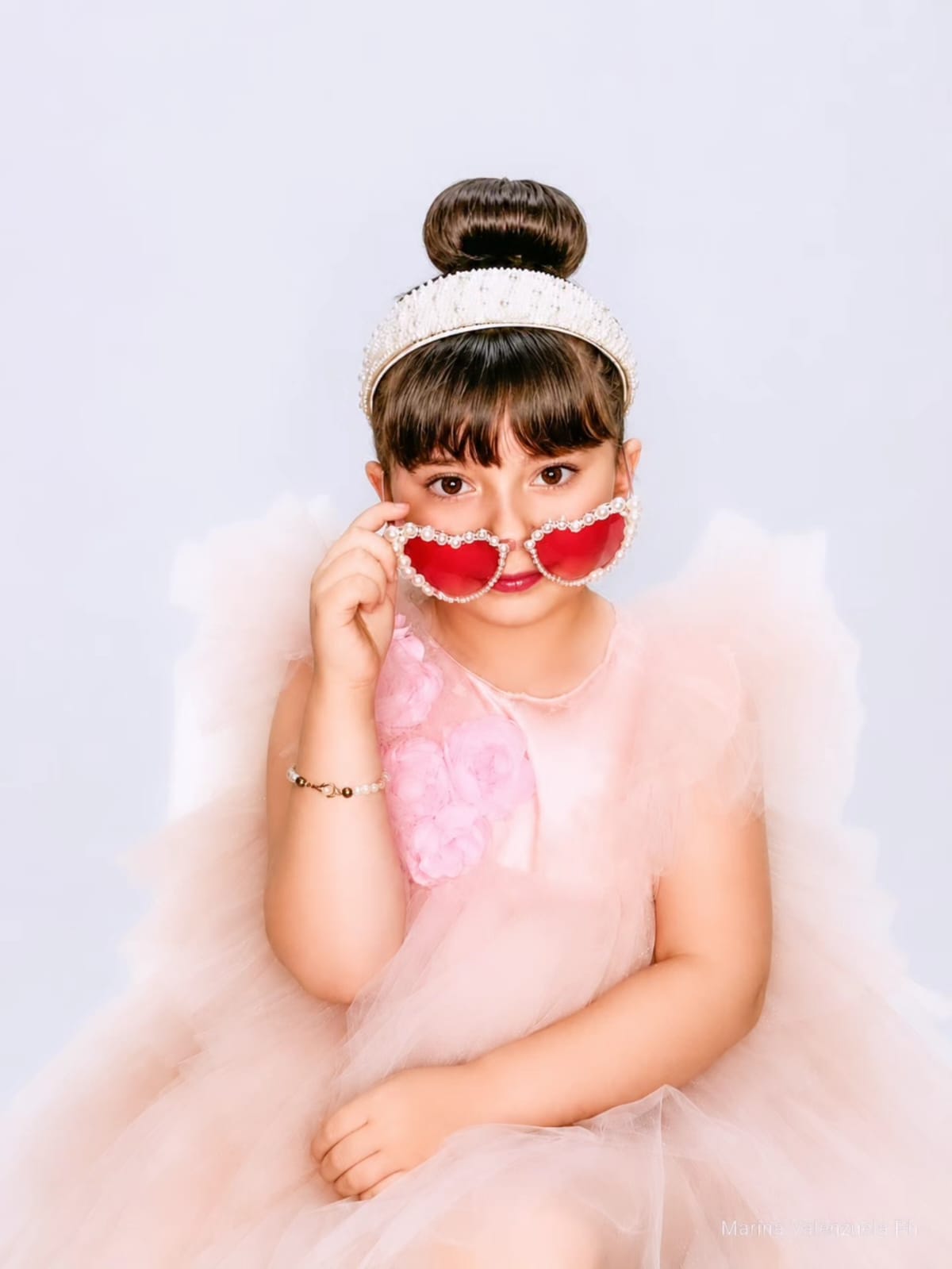 Niña con anteojos en sesión kids